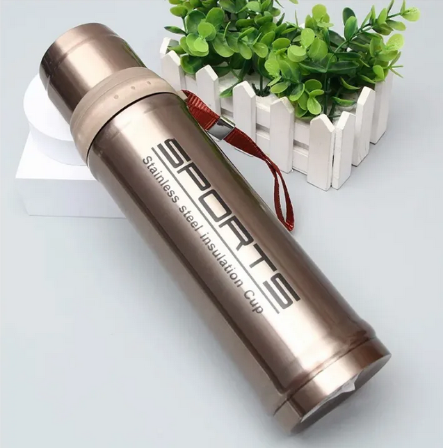 750ml red stainless steel sports bottle with double-layer vacuum insulation for temperature retention. Includes a portable rope for outdoor use.